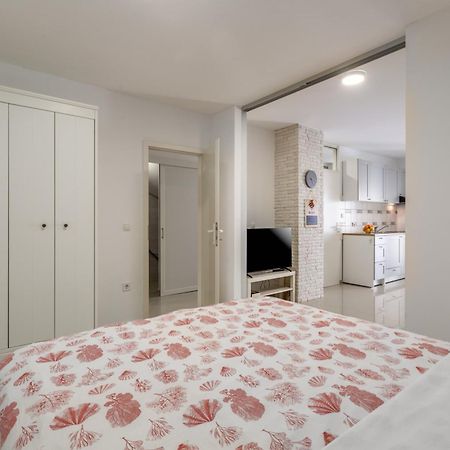 Modern Apartment Zen With Private Garden โปเรช ภายนอก รูปภาพ