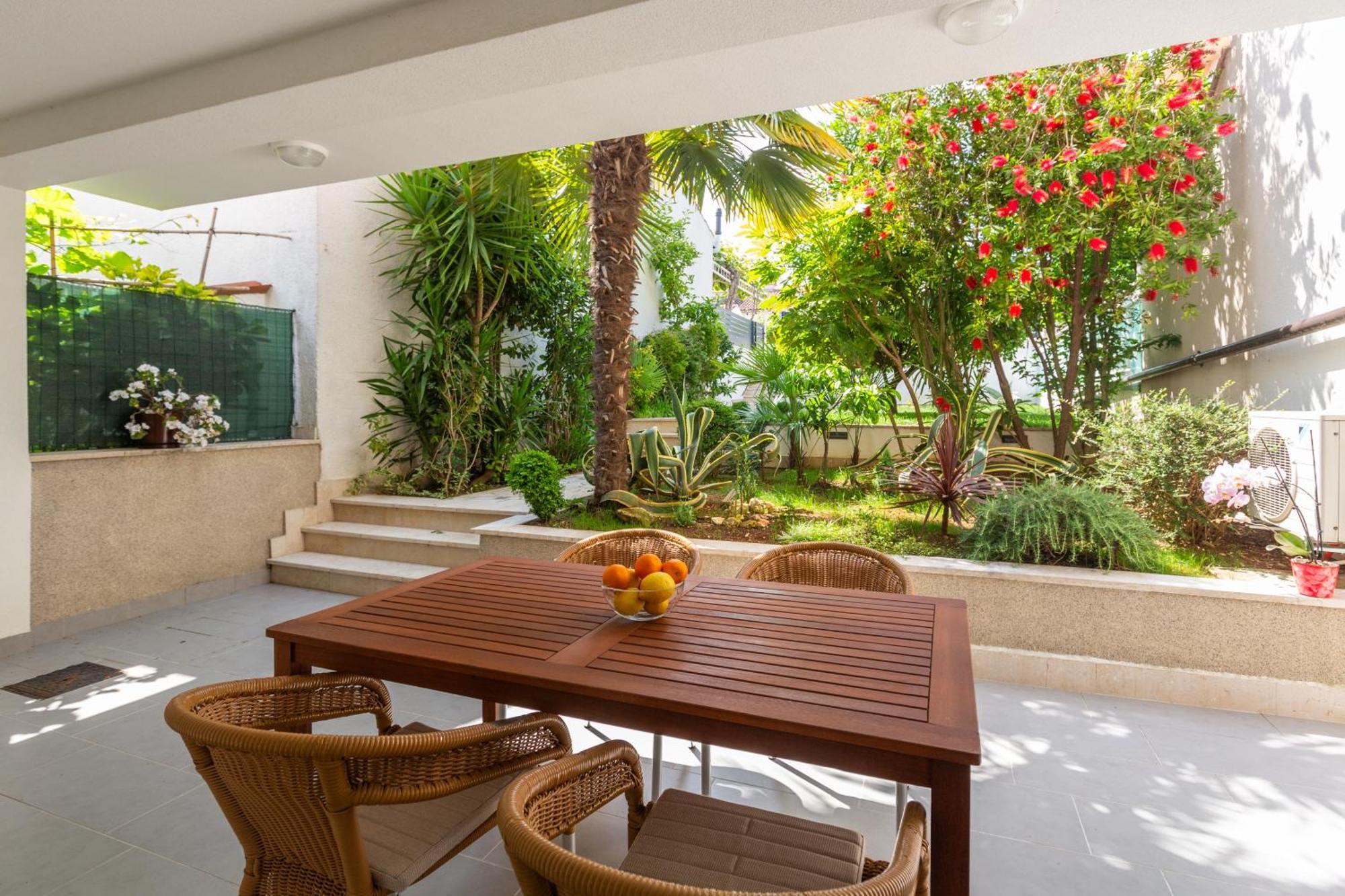Modern Apartment Zen With Private Garden โปเรช ภายนอก รูปภาพ